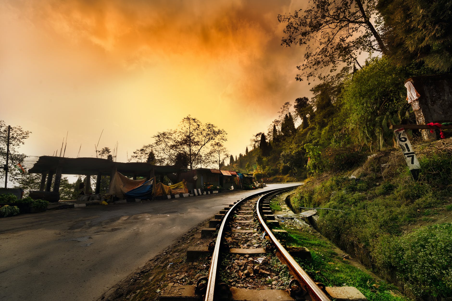 Best honeymoon Places in India : Darjeeling toy train: Best honeymoon places in India